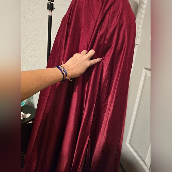 DARLING Elegant Burgundy Evening Silk Gown - Picture 6 of 7